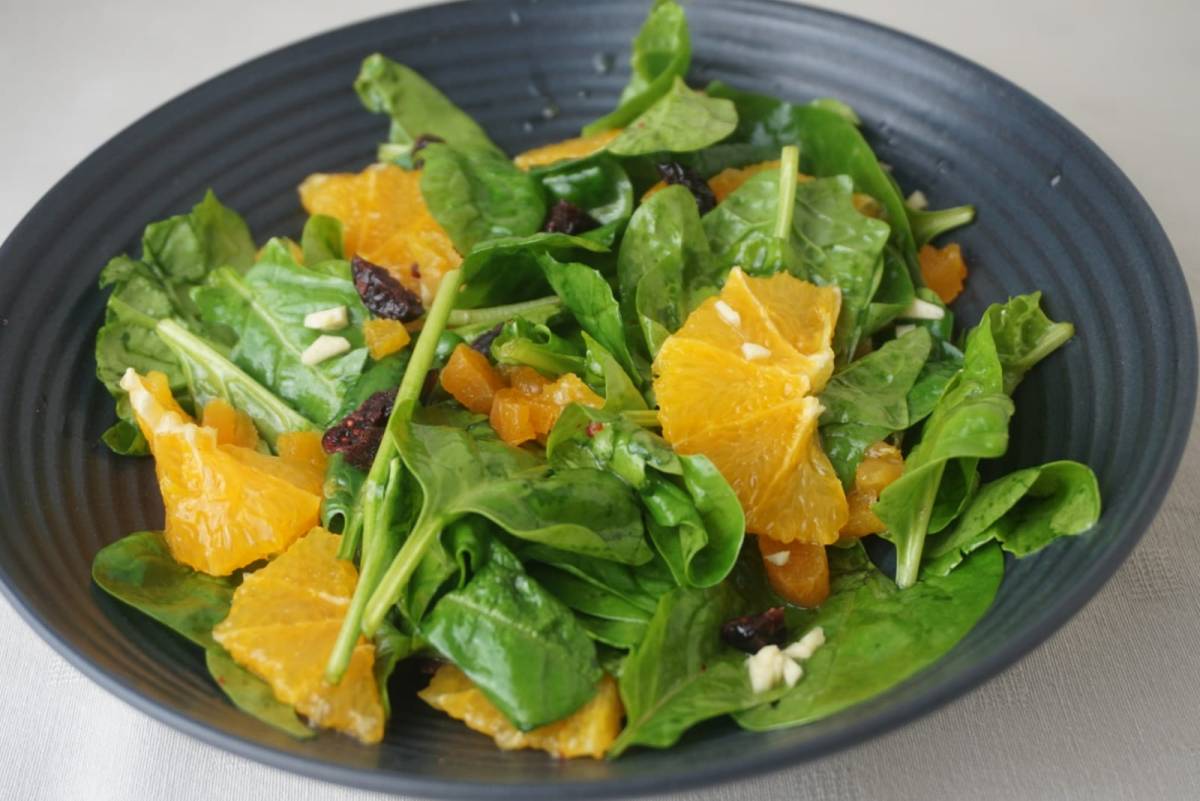 Spinatsalat mit Orangen und Trockenfrüchten – paleokosten
